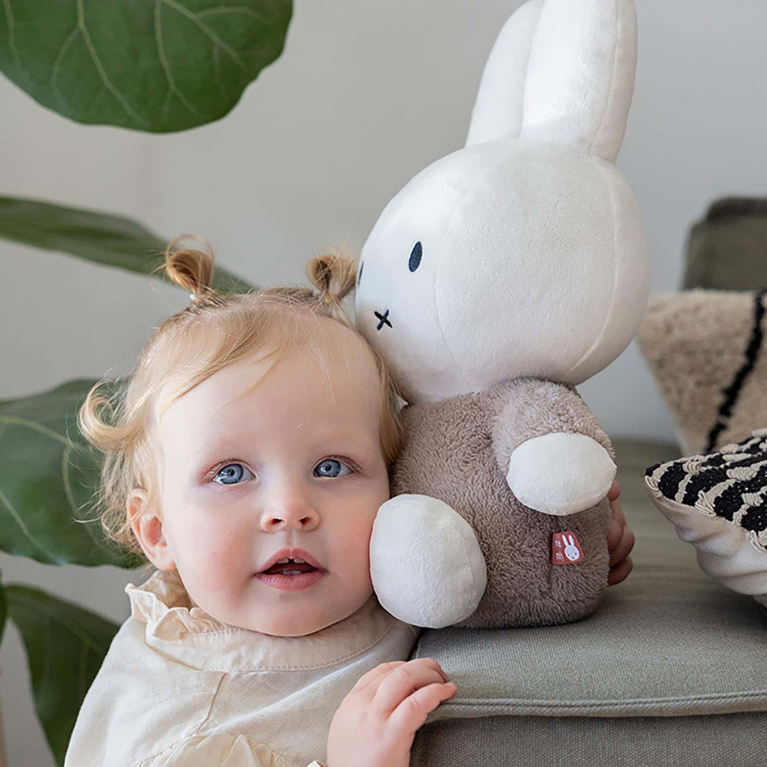 miffy cuddle with bell 35cm fluffy taupe 02