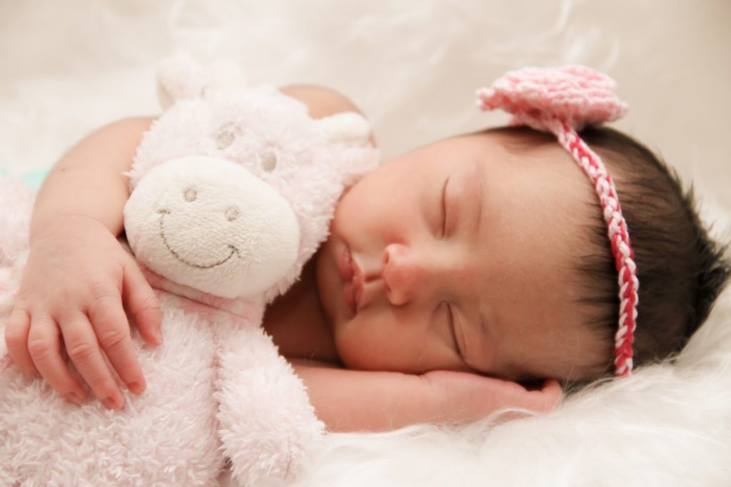Astra Family Instil healthy sleep habits in a baby with the help of a stuffed animal.